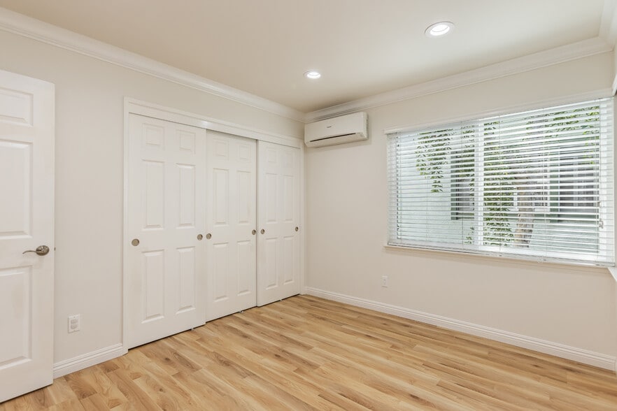 Guest Bedroom - 10227 S Autumn Leaf Cir