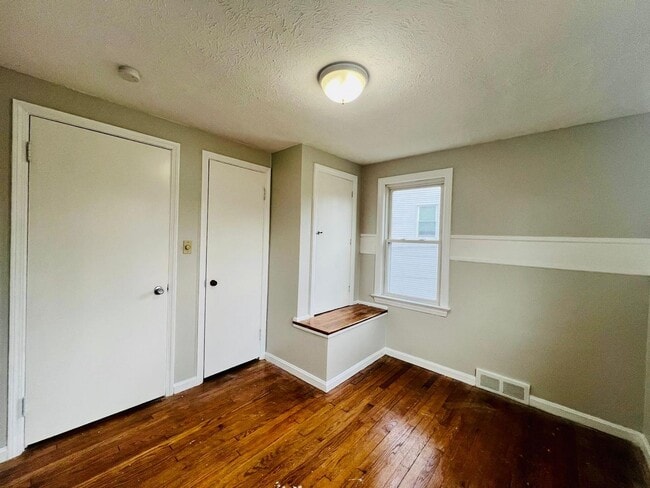 Building Photo - Bluestone Charm