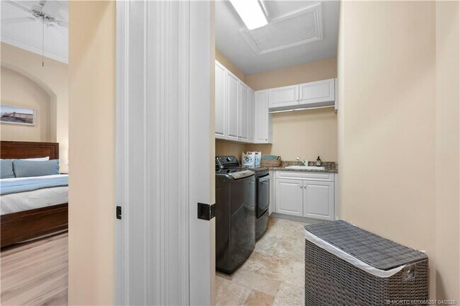 Building Photo - 130 SE Bella Strano