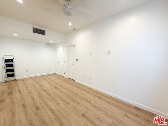 Building Photo - 816 N McCadden Pl