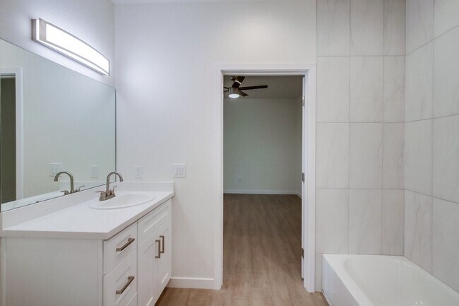 Building Photo - XL Studio - Newly renovated with large wal...