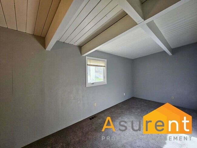 Building Photo - Stunning Home located in the picturesque Ashland