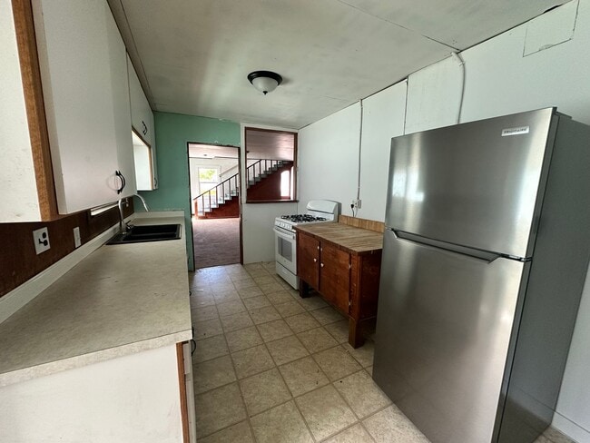 Building Photo - Large 4 Bedroom Apartment in Canyonville