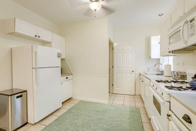 Building Photo - Charming 2 Bedroom with Fenced Yard & Parking Near Old Market!