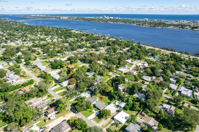 Building Photo - Charming 3Bed 2bath Nestled in the heart o...