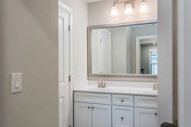 Building Photo - 611 N Main St