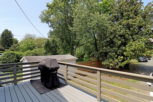 Building Photo - Furnished, Light-Filled Apartment With Utilities Included