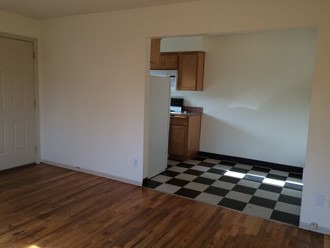 Building Photo - Corner 1bed, great location, bike storage,...