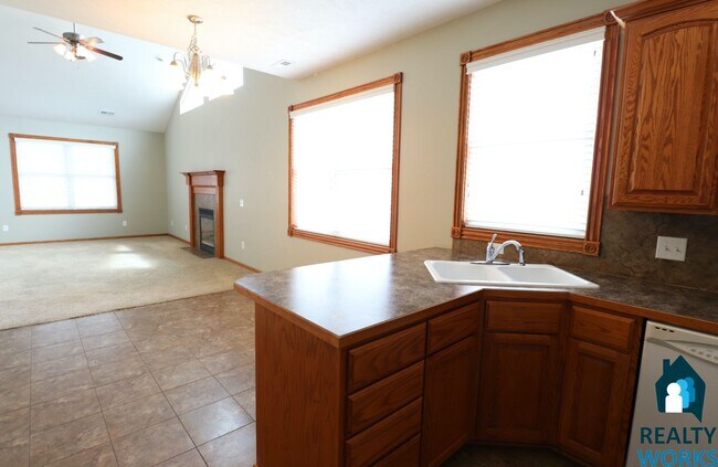 Building Photo - Large 3 Bedroom Town Home!