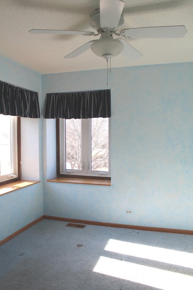 Building Photo - 393 Catbird Ln