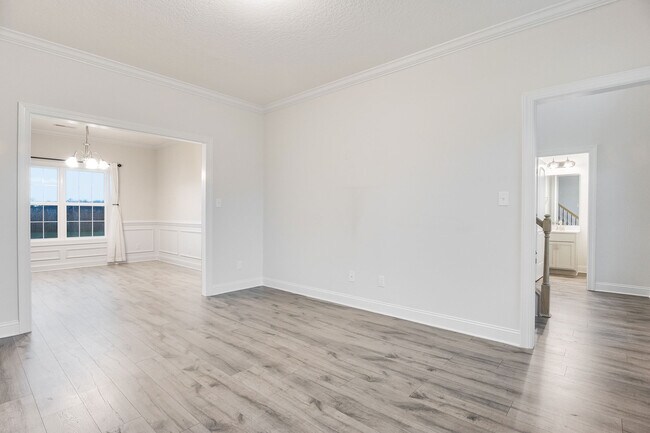 Building Photo - 917 Uplands Ln