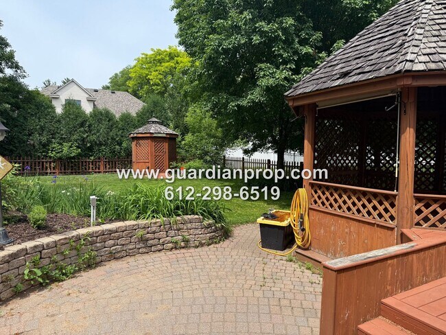 Building Photo - Maplewood House Available Now, Open Floor ...