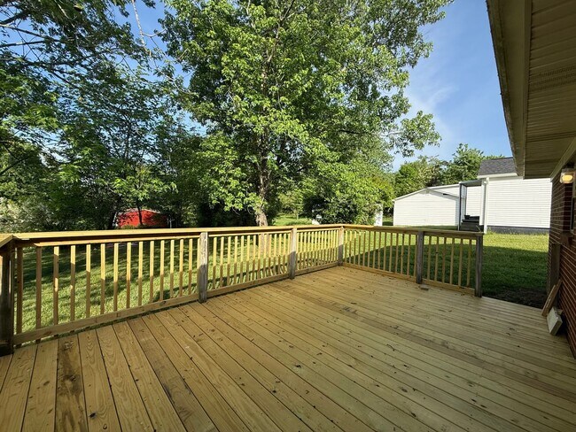 Building Photo - 3 Bedroom 1.5 Bathroom Home Located in Greeneville, TN