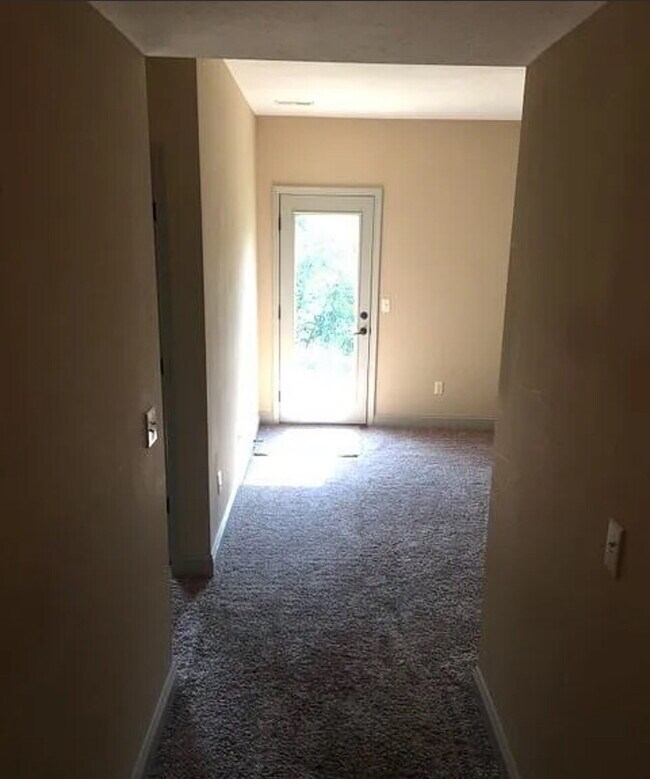 Building Photo - Fresh New Look - 4BR 21/2 Bath