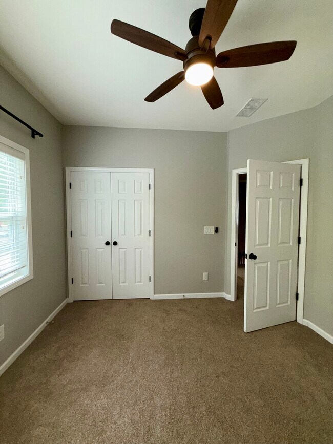 Building Photo - 2 Hall Manor