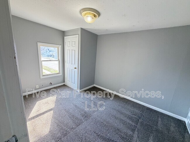 Building Photo - 100 1/2 N State St