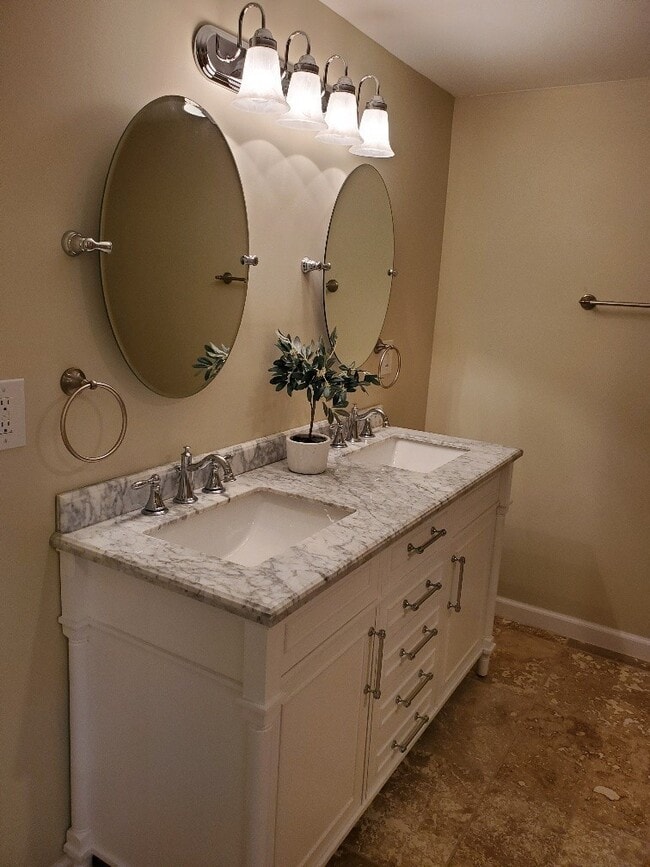 Building Photo - Newly Remodeled Mid Century Style Home!!