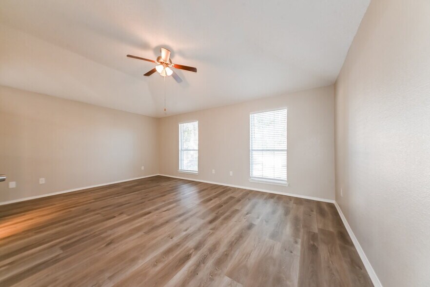 Building Photo - 2843 Red Oak Dr