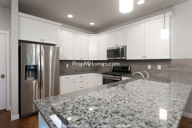Building Photo - Beautiful Three Bedroom Row Home In Highly Desired Villebois Community!