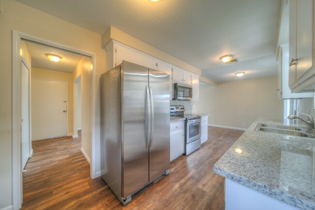 Building Photo - 41084 Beachwood Ave