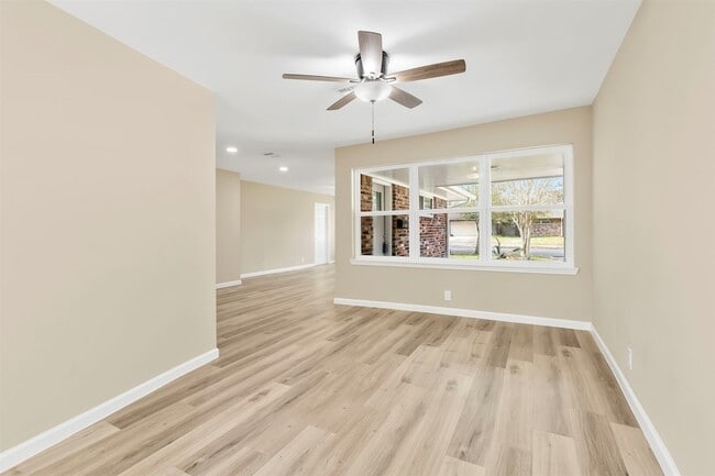 Building Photo - 10615 Clematis Ln