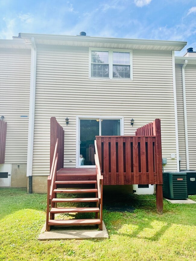 Building Photo - Spacious 2 bedroom/1.5 bathroom Donelson t...