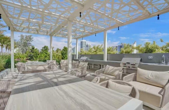 Building Photo - 580 72nd St