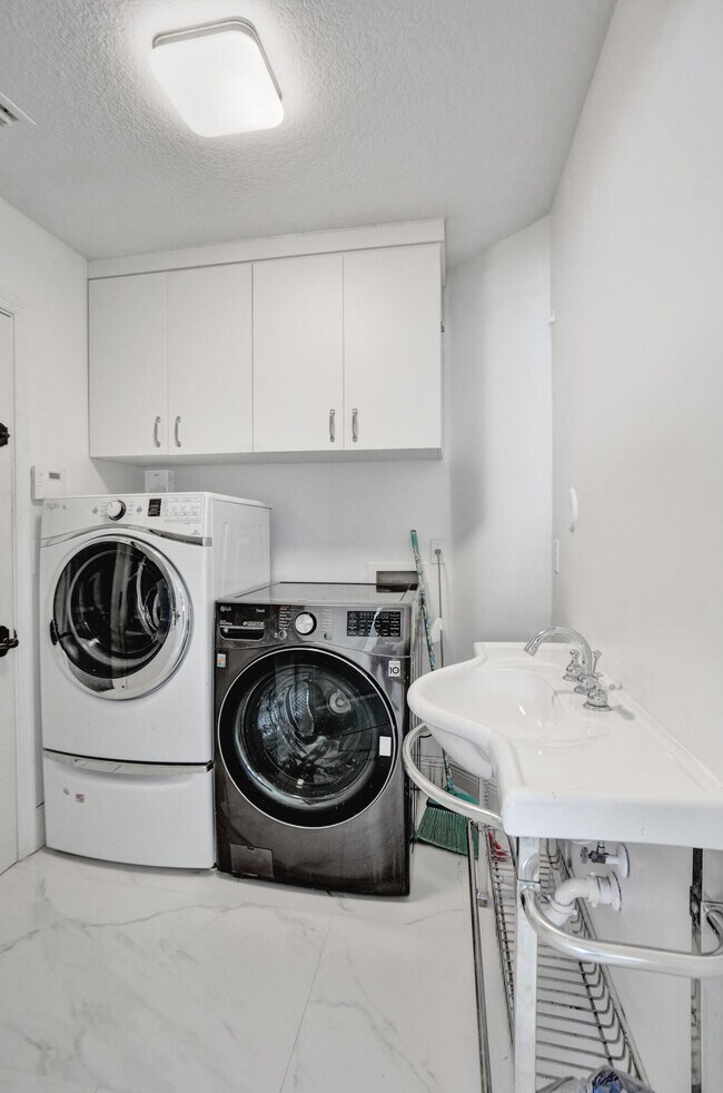 Building Photo - 762 Crescent Way