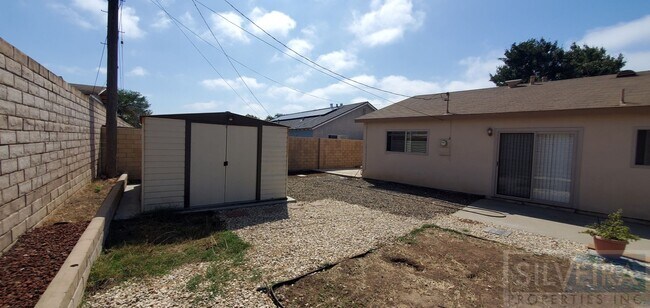Building Photo - A Comfortable Home awaits the right Tenant!