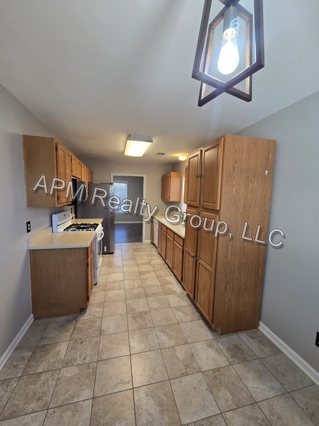 Building Photo - Private Country Feel Close to Downtown