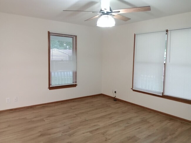 Building Photo - Charming 3 Bedroom, 2 Bath Single Family H...