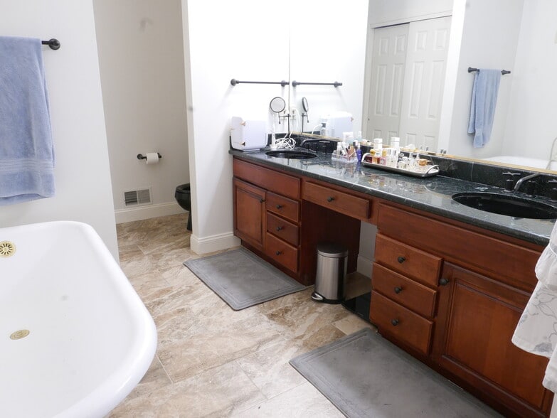 Master Bathroom - 8 Meadowbrook Club Way