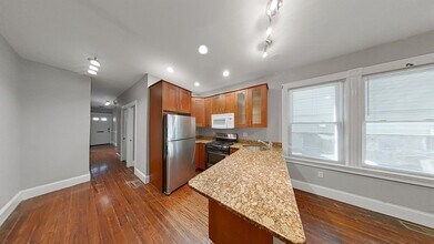 Building Photo - NICE 6 BED IN MISSIN HILL!!!!