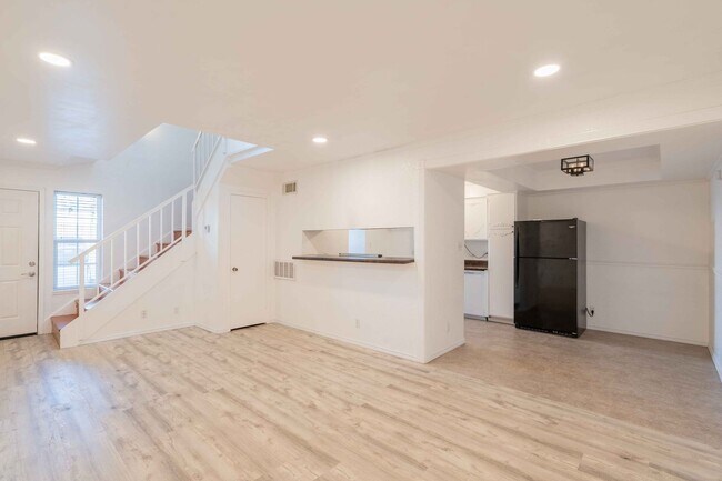 Building Photo - 2220 E 66th Pl