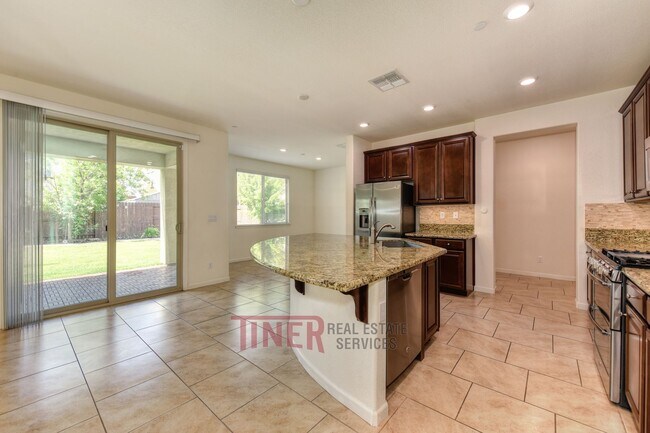 Building Photo - Like New Somerset Ranch Home!
