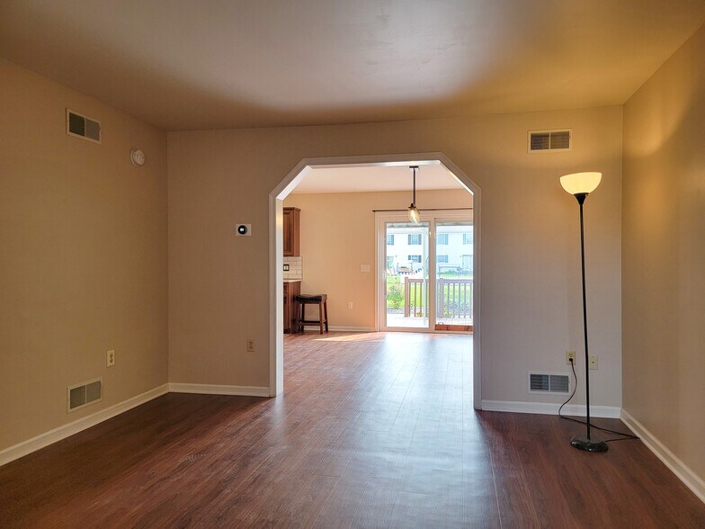 Building Photo - 390 Acorn Cir