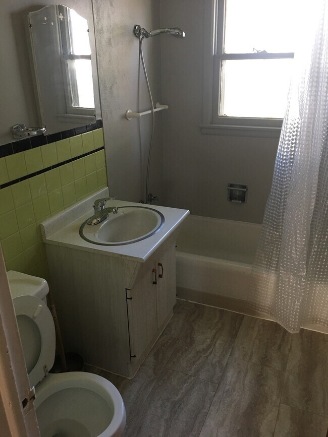 Building Photo - 1238 E 31st St S