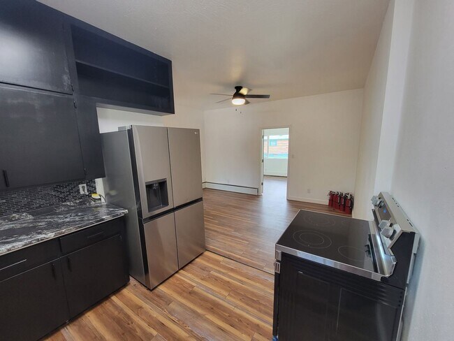 Building Photo - 1461 Laurene St