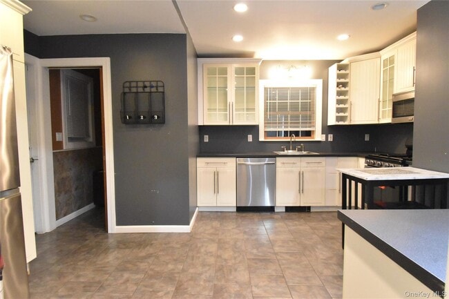 Building Photo - 28 Roosevelt Ave