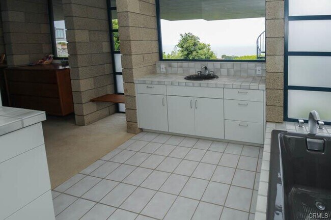 Building Photo - Custome Built Home With Ocean Views