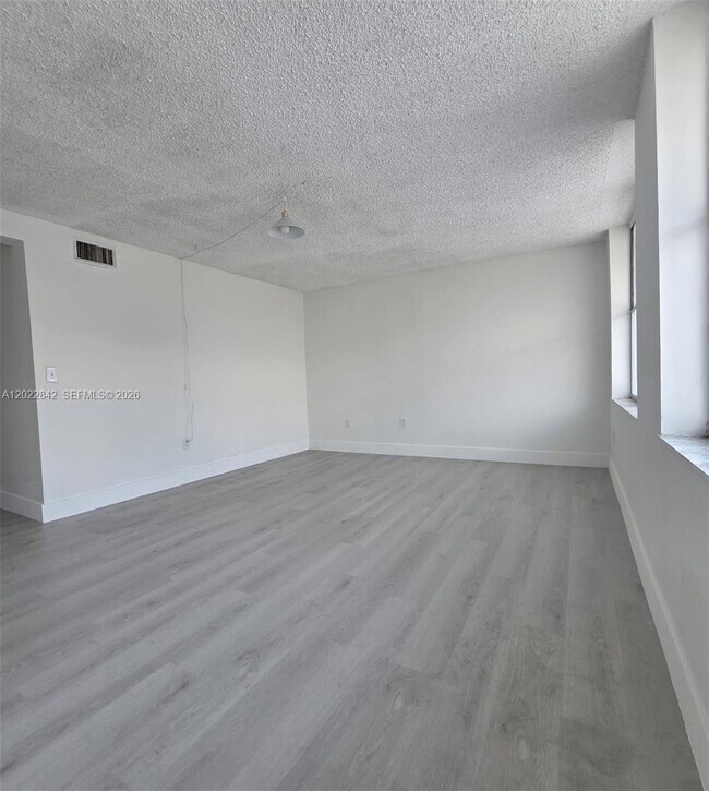 Building Photo - 1104 W 44th St