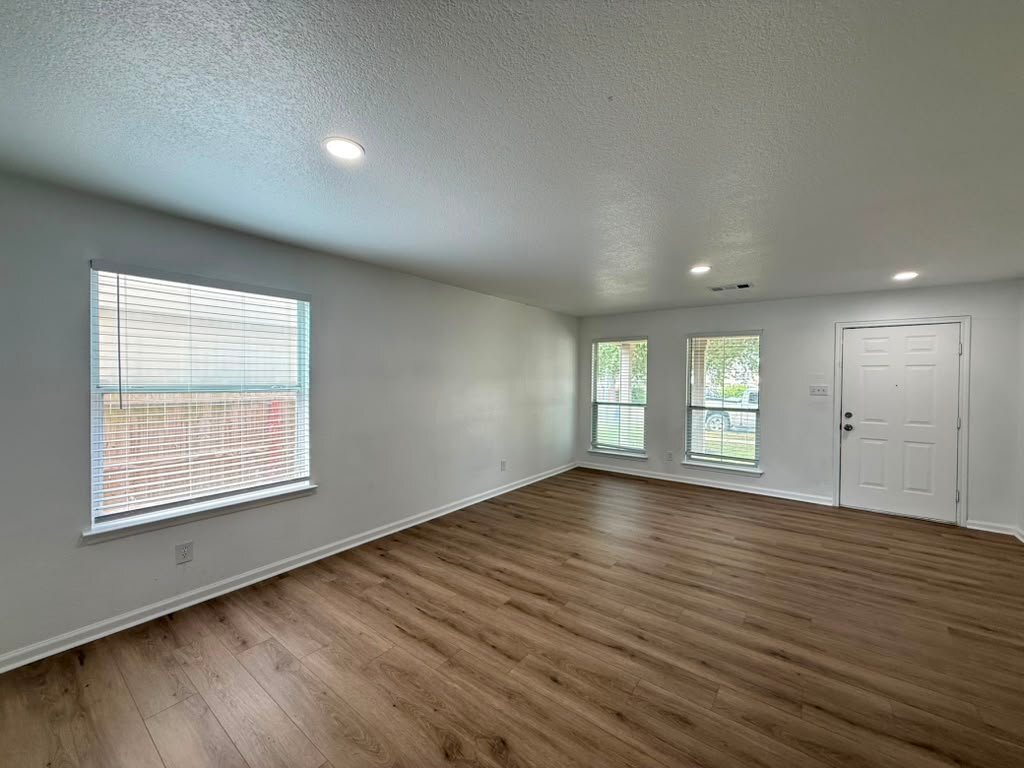 Building Photo - 418 Golden Walk
