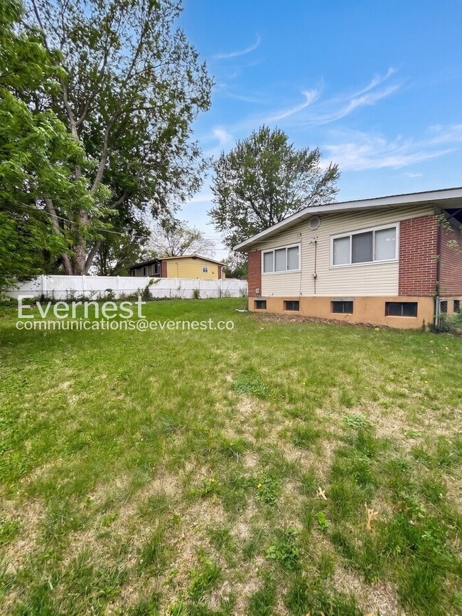 Building Photo - 560 Jamaica Pl