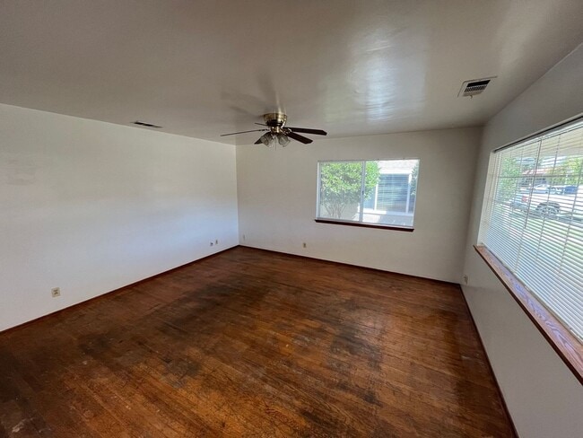 Building Photo - 215 S D St