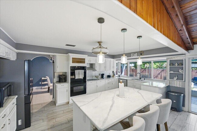 Building Photo - 1326 SW Bartell Ave