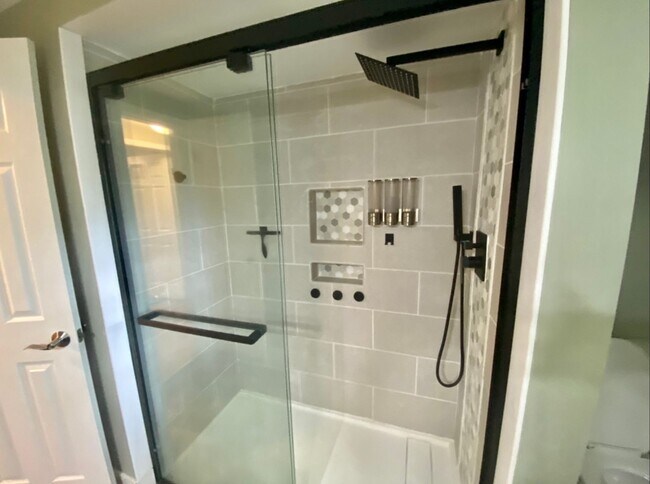 Building Photo - Stunning Bi-Level 3 Bedroom Home in Forest...