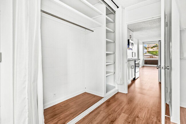 Building Photo - Bright and spacious 1 bedroom 1 bath condo in Makiki !