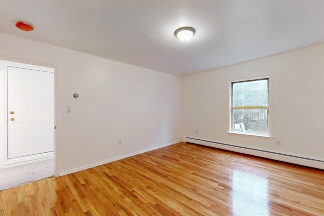 Building Photo - 604 4th St