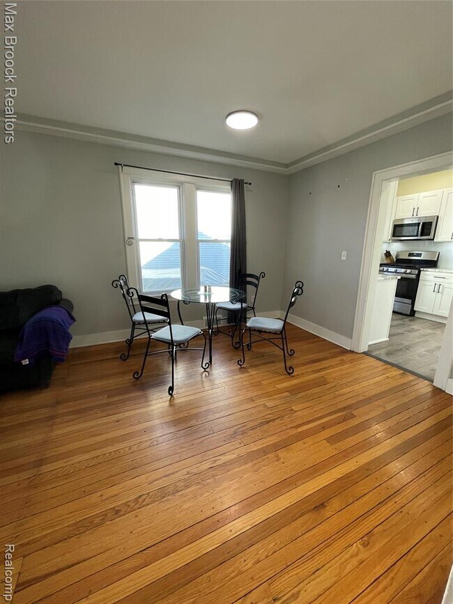 Building Photo - 808 Laprairie St