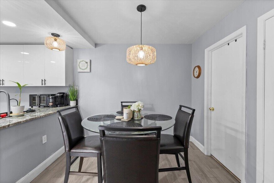 Building Photo - 2704 27th Way